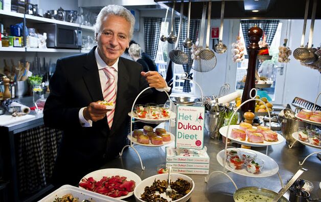 Pierre Dukan rodeado de platos dietéticos